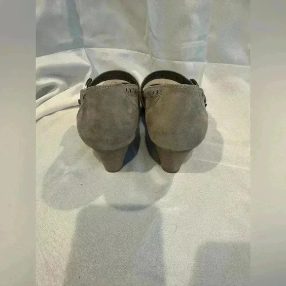 Michael Shannon Tan Heels with Elegant Design - Picture 4 of 16